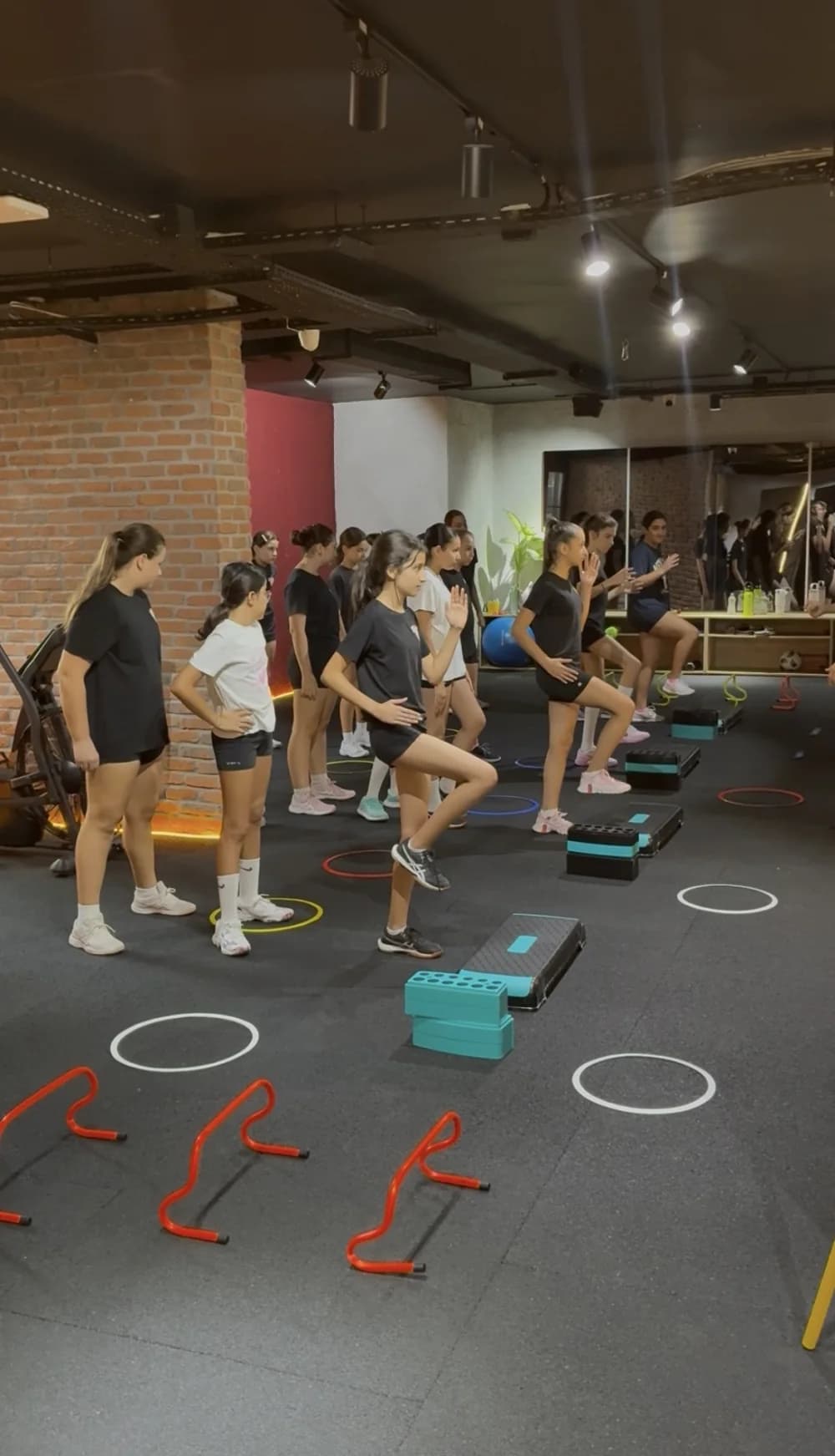 Deep Sport salonunda grup atletik performans antrenmanı