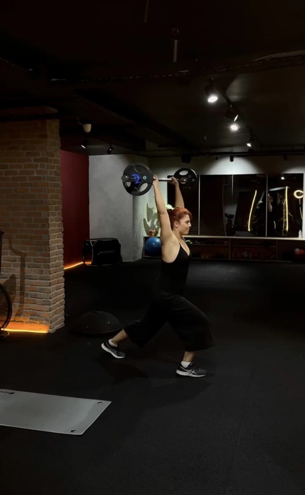 Deep Sport salonunda ağırlık çalışan sporcu